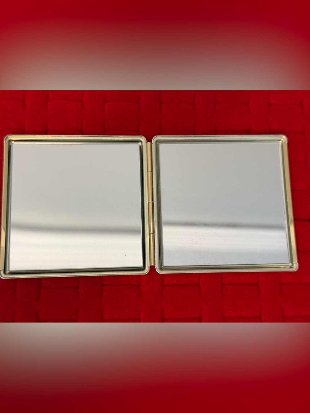 Joan Rivers Compact Goldtone - Picture 4 of 4